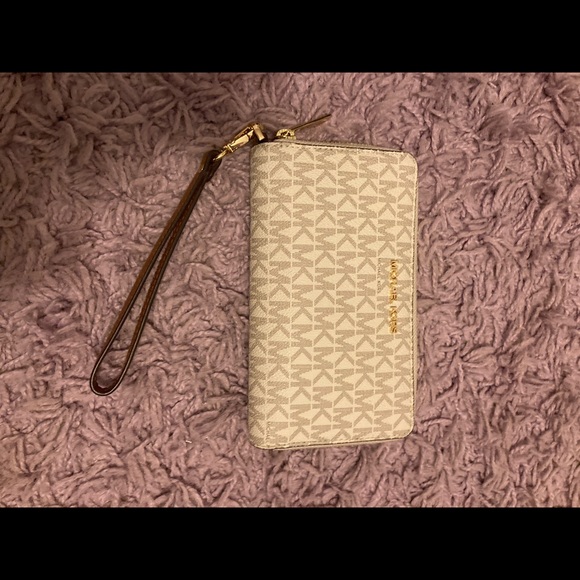 Michael Kors Handbags - Michael Kors wristlet/wallet